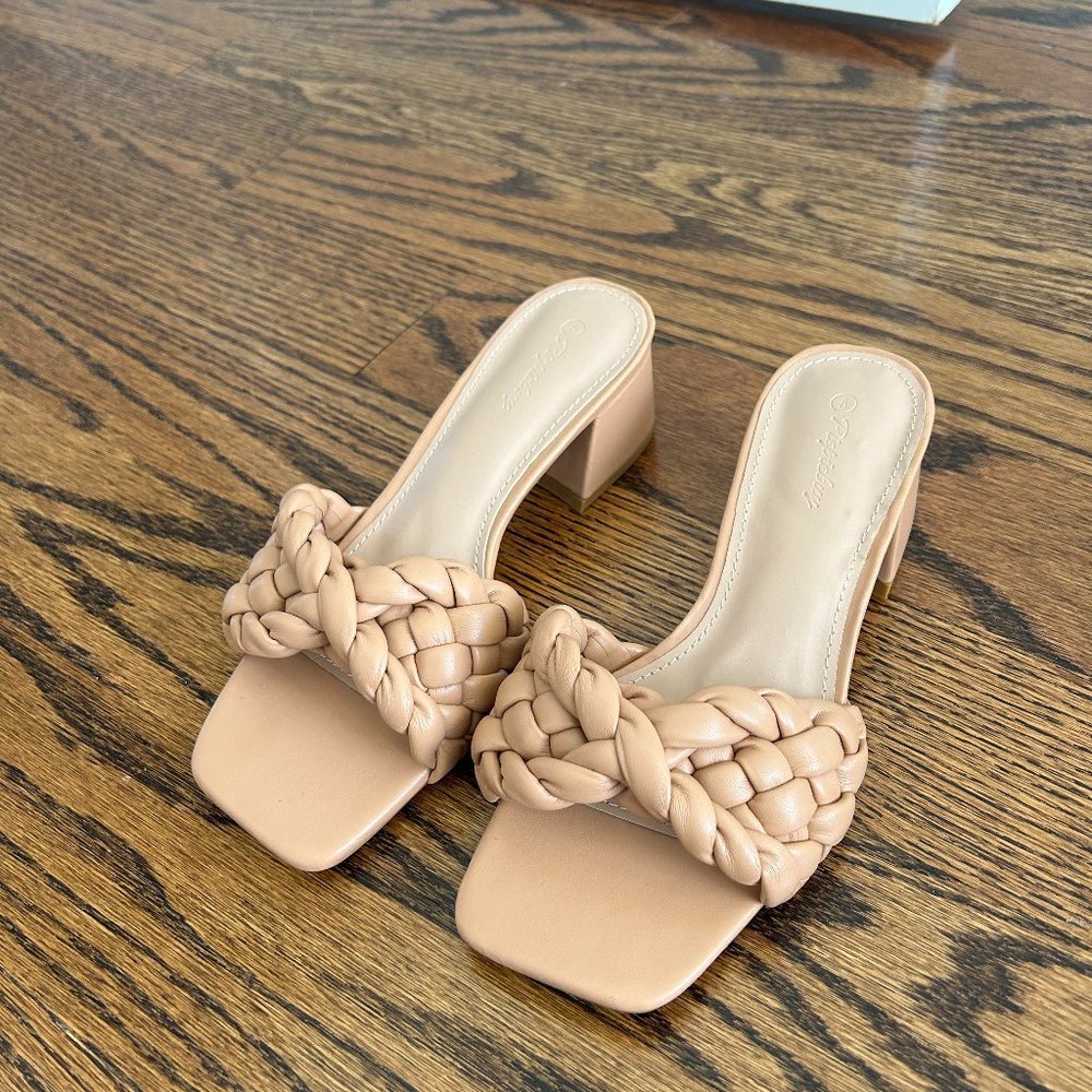BEIGE WOVEN OPEN TOED HEELS (size 5)